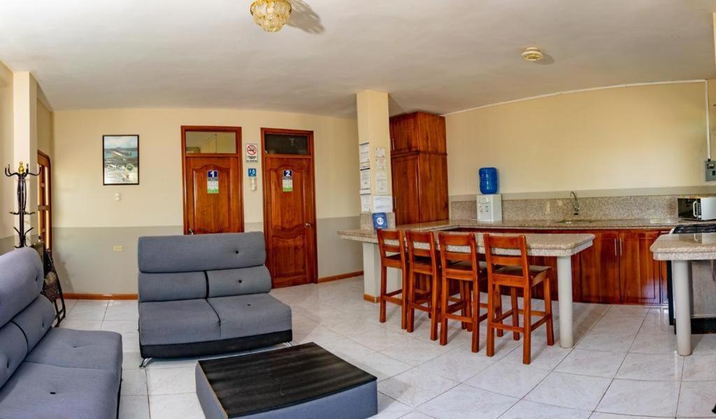 Cucuve Eco Hostal Puerto Baquerizo Moreno Buitenkant foto
